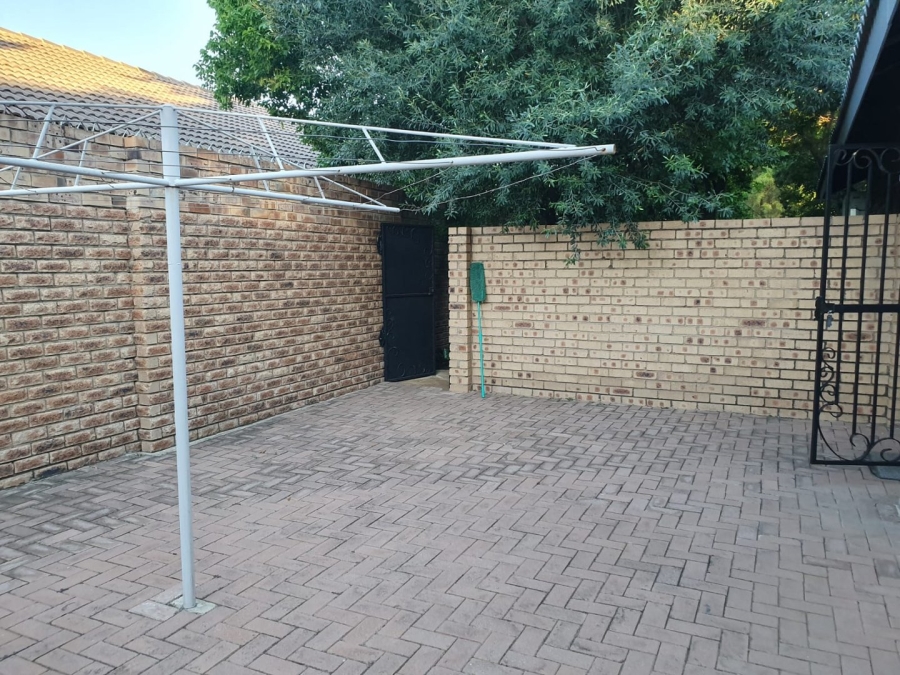 6 Bedroom Property for Sale in Flimieda North West